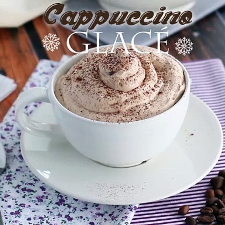 Gefrorener cappuccino, ein köstliches dessert aus kaffee