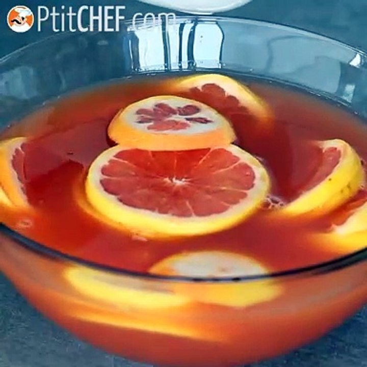 Rosa sangria mit roséwein