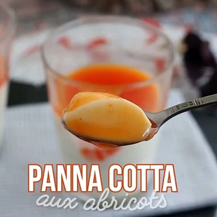 Vanille-panna-cotta mit aprikosencoulis