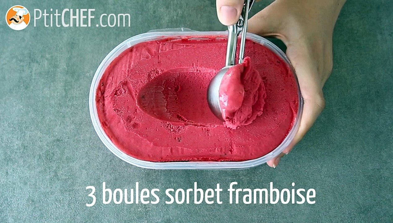 Veganer milchshake mit roten früchten