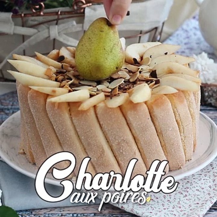Charlotte mit birnen und gerösteten mandeln