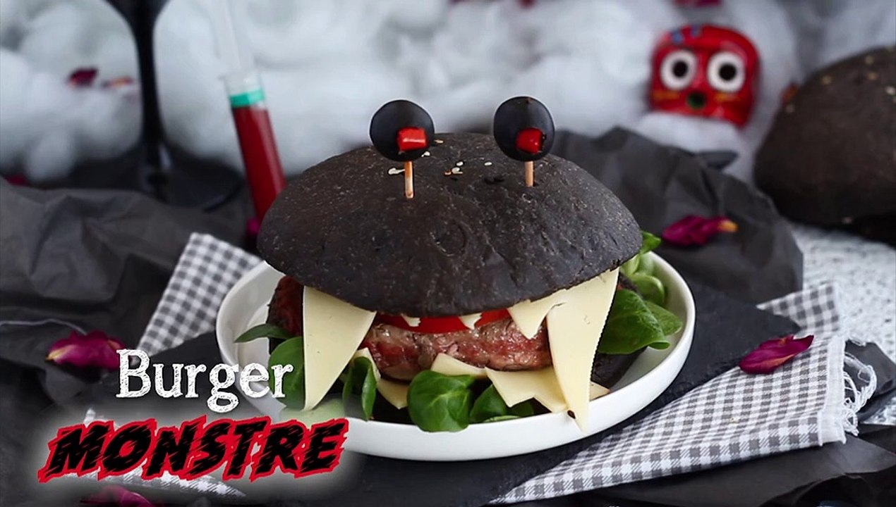 Schwarze buns mit tintenfischtinte