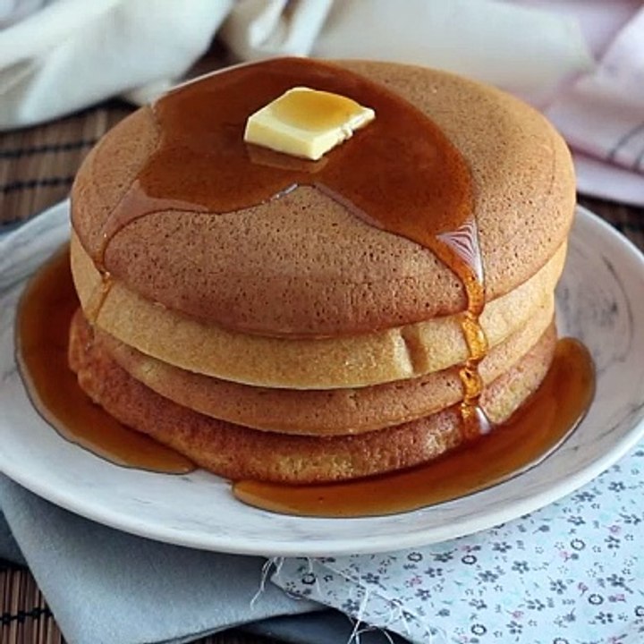Japanische pfannkuchen. fluffige pfannkuchen