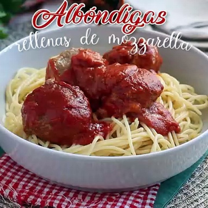 Kalbsfleischbällchen gefüllt mit mozzarellakäse
