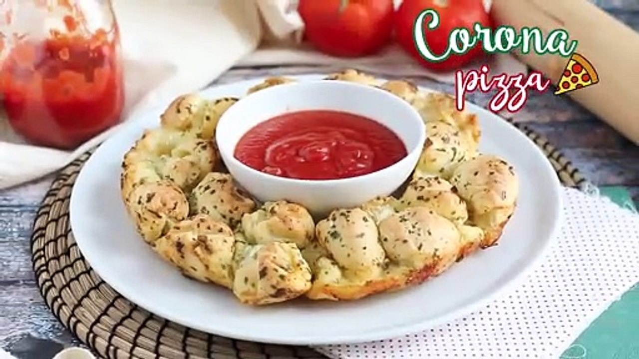 Gefüllte mozzarella-pizza-krone