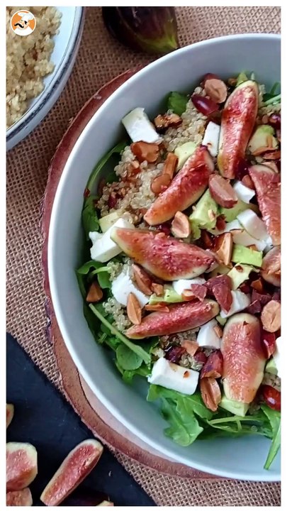 Süß-salziger salat mit feigen, rucola, quinoa, mozzarella und avocado