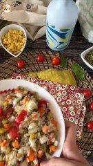 Vegetarischer reissalat: feta, mais, karotten, erbsen, kirschtomaten und minze