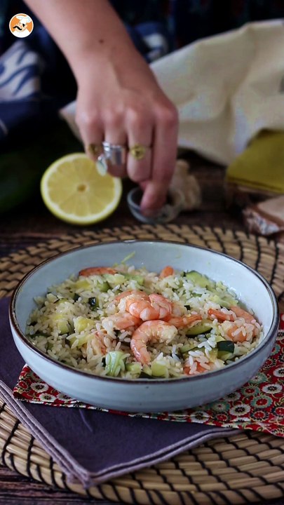 Reissalat mit garnelen, zucchini und ingwer