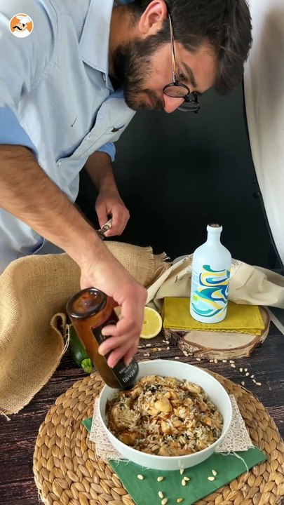 Reissalat mit hähnchen, zucchini, pinienkernen und balsamico-glasur