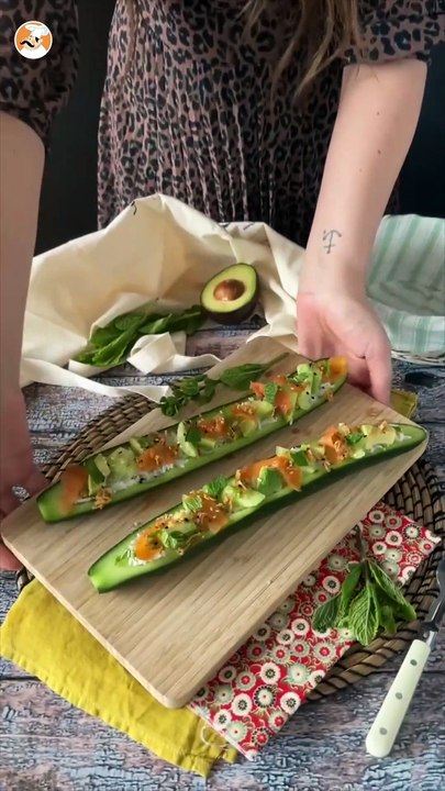Gurken gefüllt mit reis, räucherlachs, avocado und minze