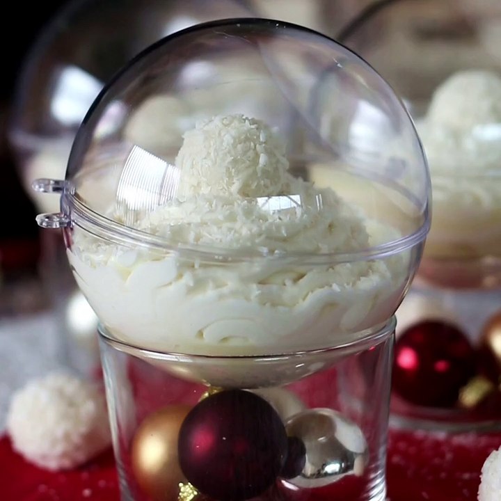 Kokosnussgläser nach raffaello-art ohne backen - ein märchenhaftes dessert in einer schneekugel