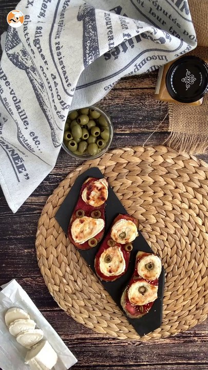 Auberginenschnitten mit tomaten-coulis und ziegenkäse