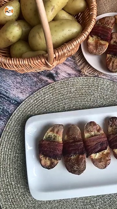 Gebackene kartoffeln mit geräucherter brust umhüllt