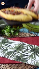 Gefüllte kochbananen mit zerzupftem fleisch und geriebenem käse