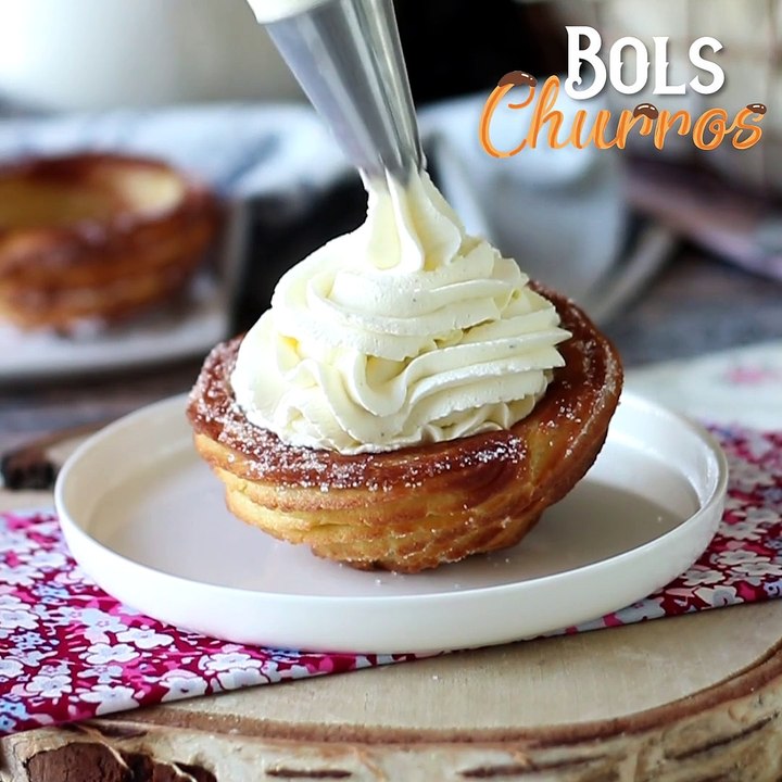 Gebackene churros in schüsselform zum großzügigen belegen