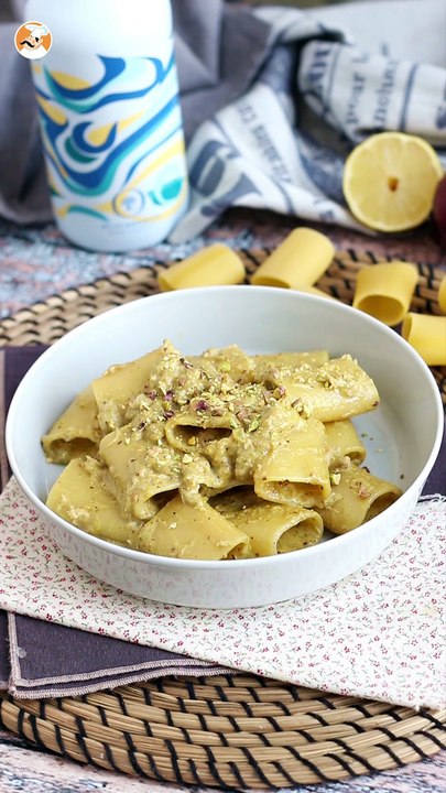 Nudeln mit thunfisch, pistazien und zitrone