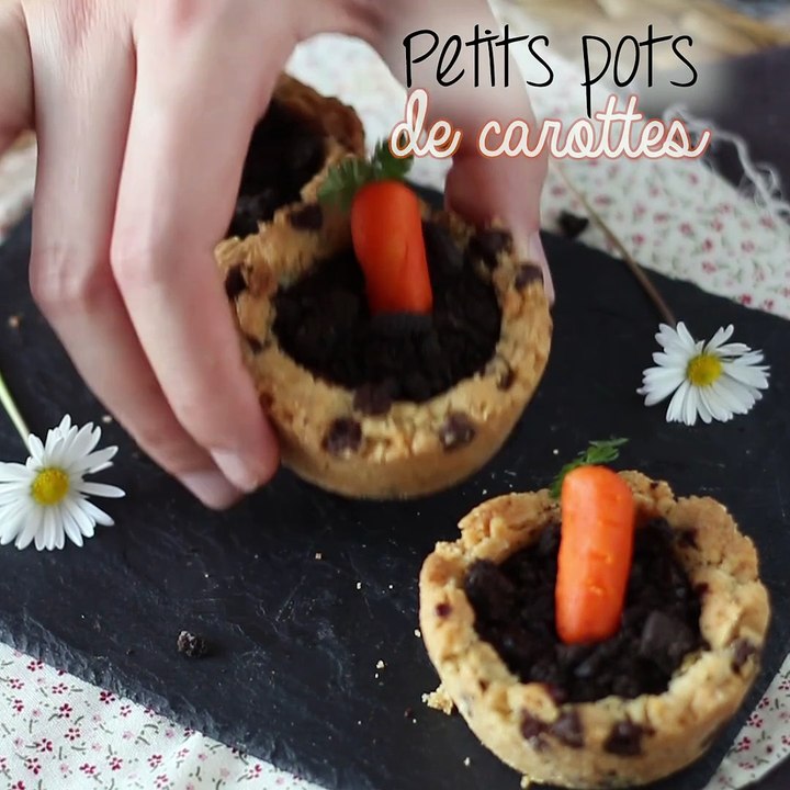 Cookies cups mit schokoladenganache nach art eines kleinen karottentopfes garniert