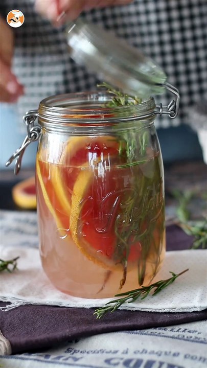 Wasser mit grapefruit- und rosmaringeschmack: das detox-getränk ohne zuckerzusatz
