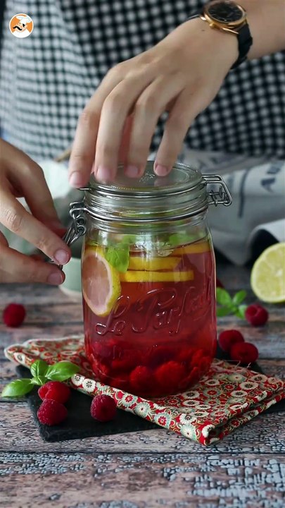 Wasser mit zitronen-, basilikum- und himbeergeschmack