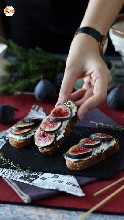 Feigenschnitten, ziegenfrischkäse, honig und rosmarin