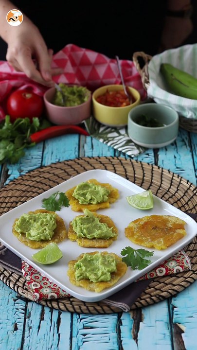 Patacones, kolumbianischer kochbananentoast mit guacamole und tomaten