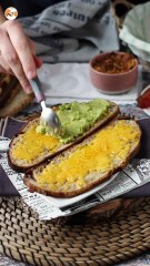 Amerikanisches grilled-cheese-sandwich: huhn, avocado, speck