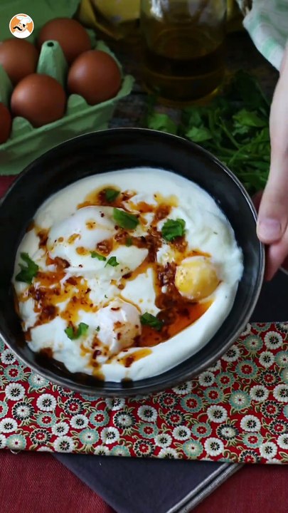 Huevos turcos (çılbır) con yogur griego y salsa picante