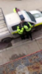 Viralizan imagen de dos policías intentando abrir una patrulla con un alambre