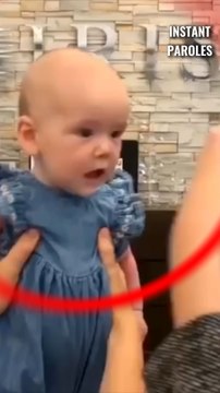 La réaction de cette petite fille en voyant ses parents clairement grâce à ses lunettes