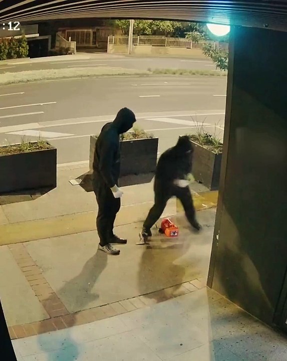 Tenta incendiar restaurante e pega fogo às próprias calças