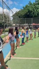 Despedida e clamor: amigos de adolescente encontrado degolado penduram cartazes e fotos em quadra