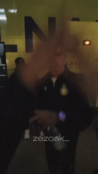 Un fan da la mano a Cristiano y vean lo que hace después... Su cara lo dice todo