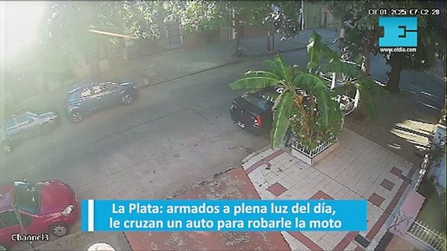 La Plata: armados a plena luz del día, le cruzan un auto para robarle la moto