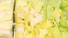 Así se corta la lechuga para ensalada