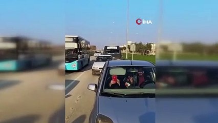 Görenler şaştı kaldı! Bakın sırtında neden karton var