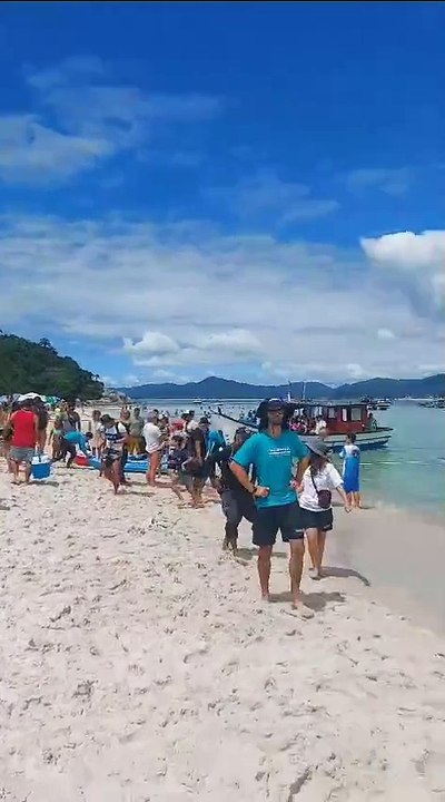 Barcos que levavam turistas para Ilha do Campeche, em Florianópolis, têm entrada barrada