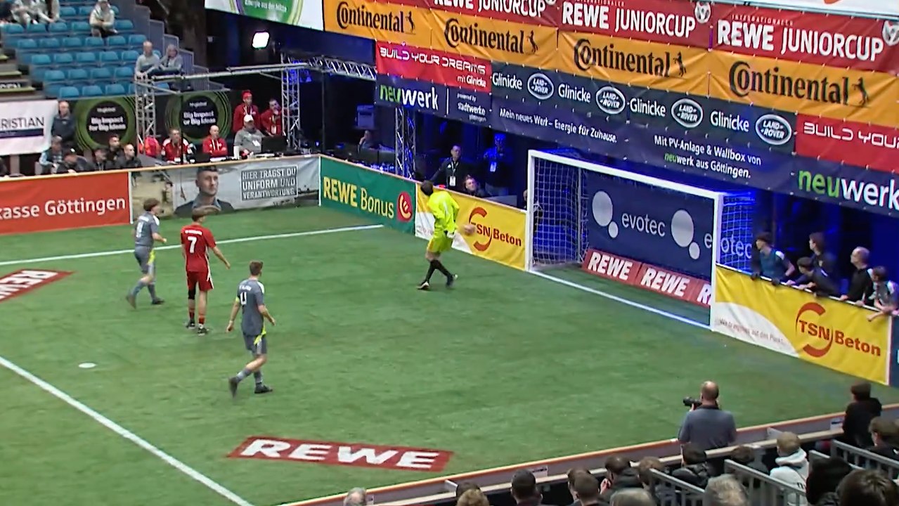 Kurioses Rücken-Eigentor: Die Szenen des zweiten Tages beim REWE Juniorcup 2025