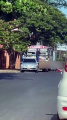 Hombre rompe el parabrisas de un micro en un acto de vandalismo 🚍