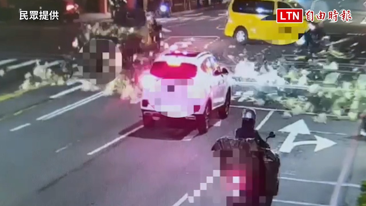 高市清晨3車追撞！小貨車360度旋轉 蔬果掉滿地（民眾提供）