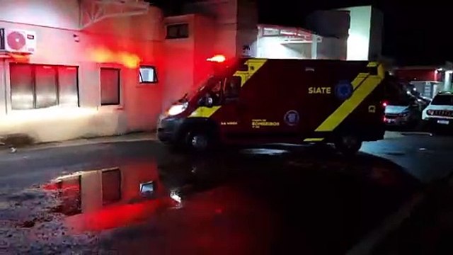 Mulher recebe atendimento do Siate após ser agredida pelo marido no bairro Brasília