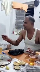 जहानाबाद थाने के बैरक में बैठकर सब इंस्पेक्टर पी रहा है शराब