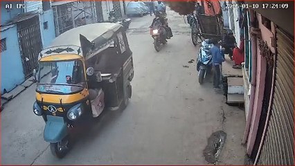 बदमाश ने गुमराह कर महिला की सोने की चेन उतरवाई, फिर ले भागा-CCTV में कैद