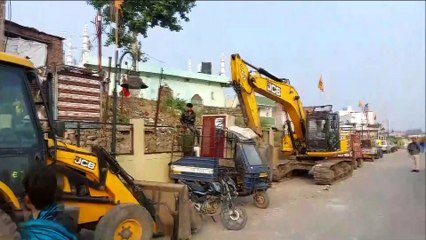 HN_ANI2_MP_UJJAIN_POLICE_FORCE_DEPLOYED_BULLDOZER_09-31-39