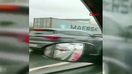 İstanbul - Esenyurt'ta TIR bariyerlere çarptı; trafik durdu-2 / Ek görüntü