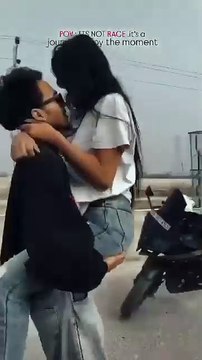 चलती बाइक में कपल ने किया रोमांस,बाइक की टंकी पर बैठ लड़की ने लड़के के गले मे बाहे किया खतरनाक स्टंट,देखें वीडियो