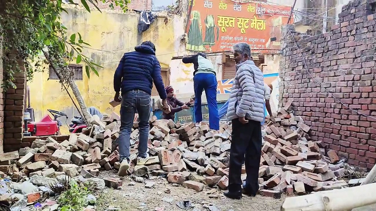 जामा मस्जिद की दुकानों को तोड़ने का प्रशासन ने दिया नोटिस, अब जामा मस्जिद कमेटी खुद तोड़ रही जर्जर दुकानों का स्ट्रक्चर