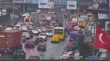 Esenyurt'ta TIR bariyerlere çarptı: Trafik durdu