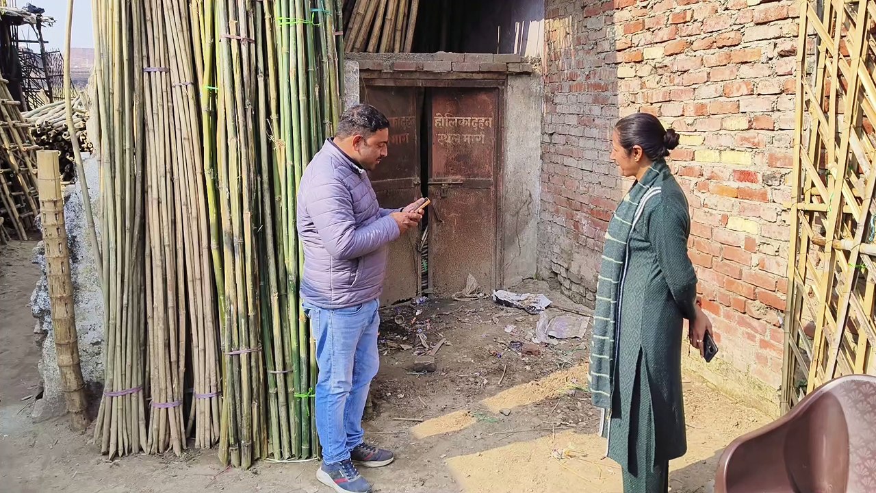 पाप मोचन तीर्थ के रास्ते पर दूसरे समुदाय के लोग...