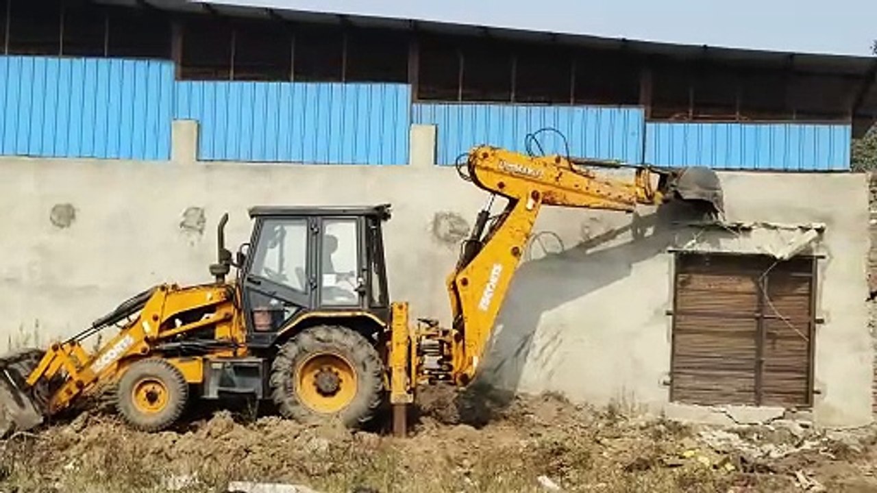 पाप मोचन तीर्थ के रास्ते पर दूसरे समुदाय के लोग...