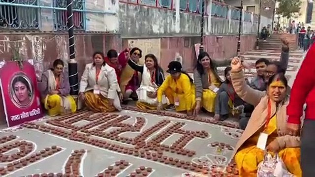 प्राण प्रतिष्ठा के एक वर्ष पूर्ण होने पर शहर स्थित पक्का तालाब पर दीपक से एक लाख 51 हज़ार दीपक से सजाया गया